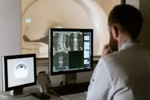 medico-radiologista-acompanhando-tomografia-scaled
